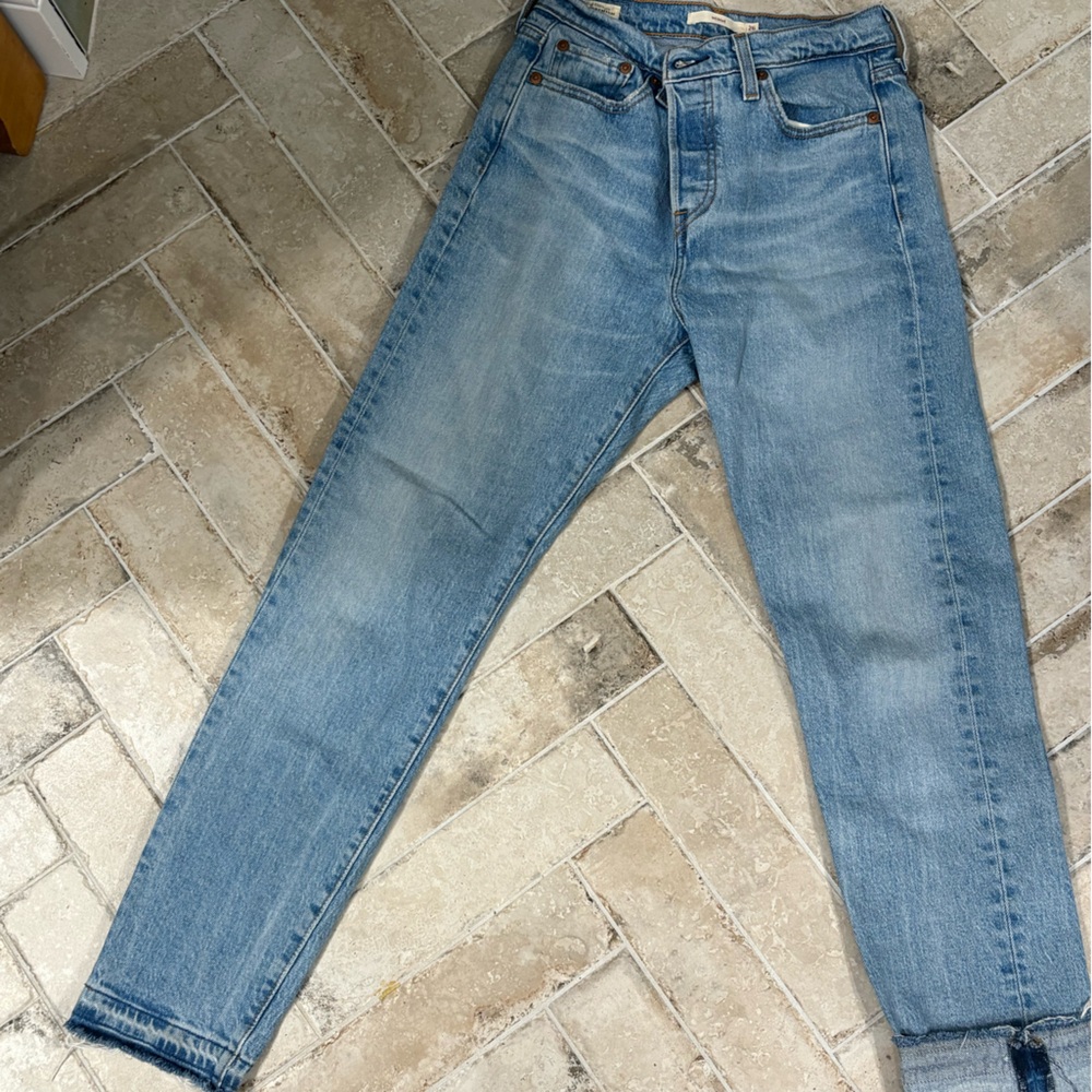Women 26 wedgie Levi straight/skinny leg